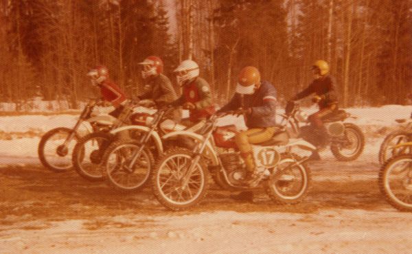 Hyvinkään Usmissa talvitreenit 1976 vasemmalata Arto Vilkman, Jukka Penttilä, Markku Vilkman ja Pekka Penttilä. Takarivissä Mansikkamäki.